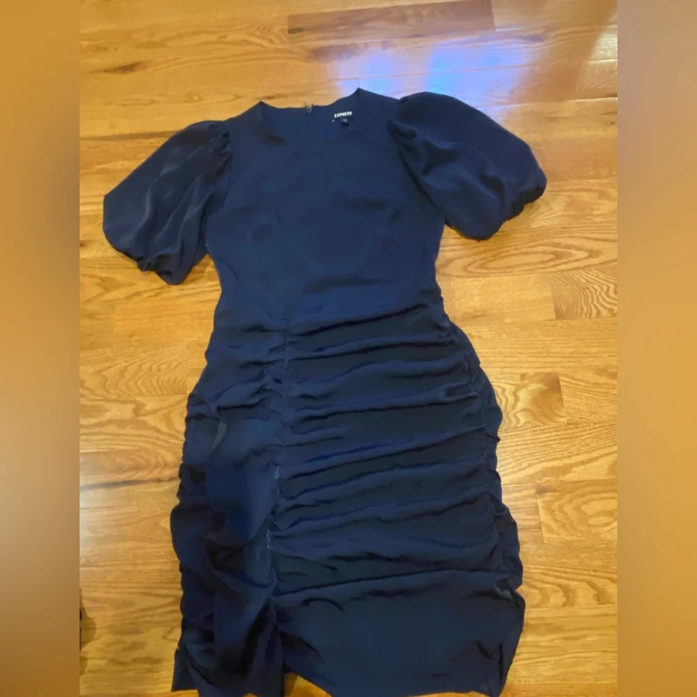 Express dress - Picture 1 of 4
